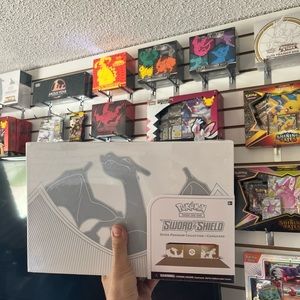 Pokémon Trading Card Game: Sword & Shield Ultra-Premium Collection - Charizard